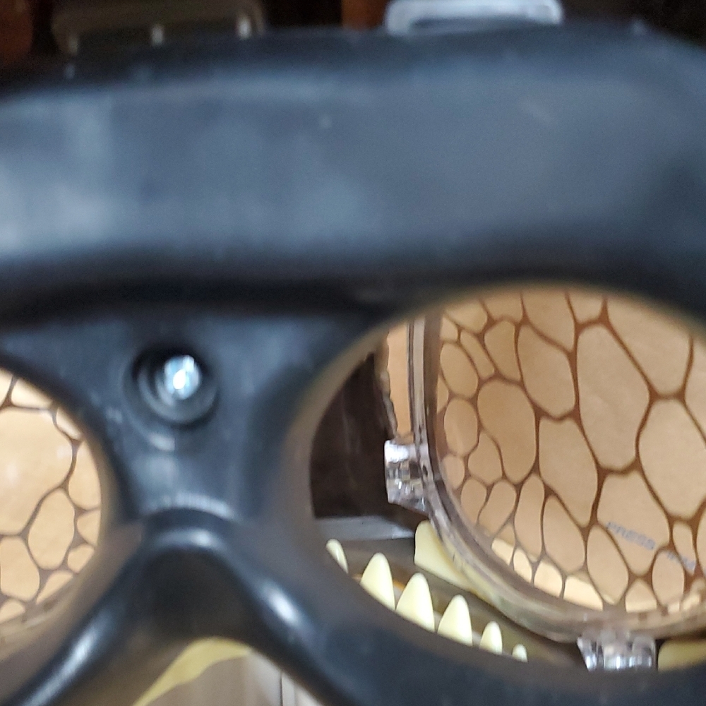 Mattel Dinosaur Mask with Yellow Eye - Picture 9 of 13